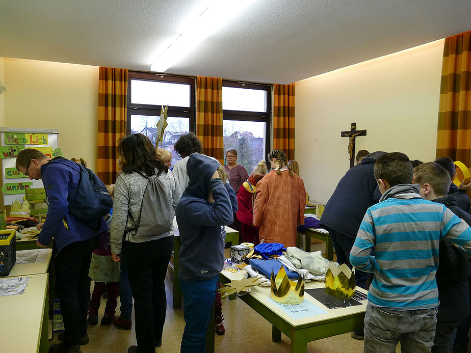 Dreikönigssingen der Sternsinger in Naumburg (Foto: Karl-Franz Thiede)